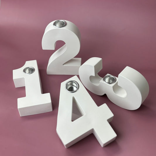 Adventszahlen aus Keraflott mit eleganten Kerzenhaltern