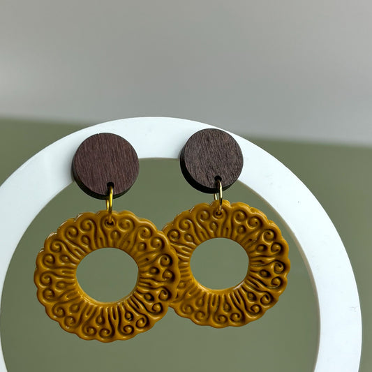 Boho Flair - senfgelbe Polymer Ton Ohrringe mit Holz Ohrstecker