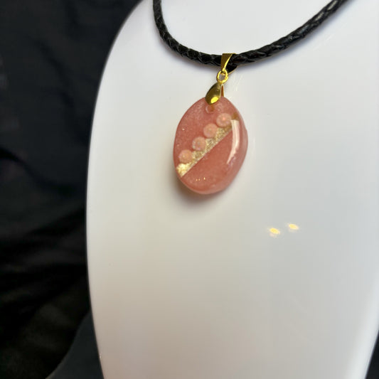 Blush Aura - handgefertigte Kette - zeitlos & elegant - Anhänger aus Resin mit Lederkette