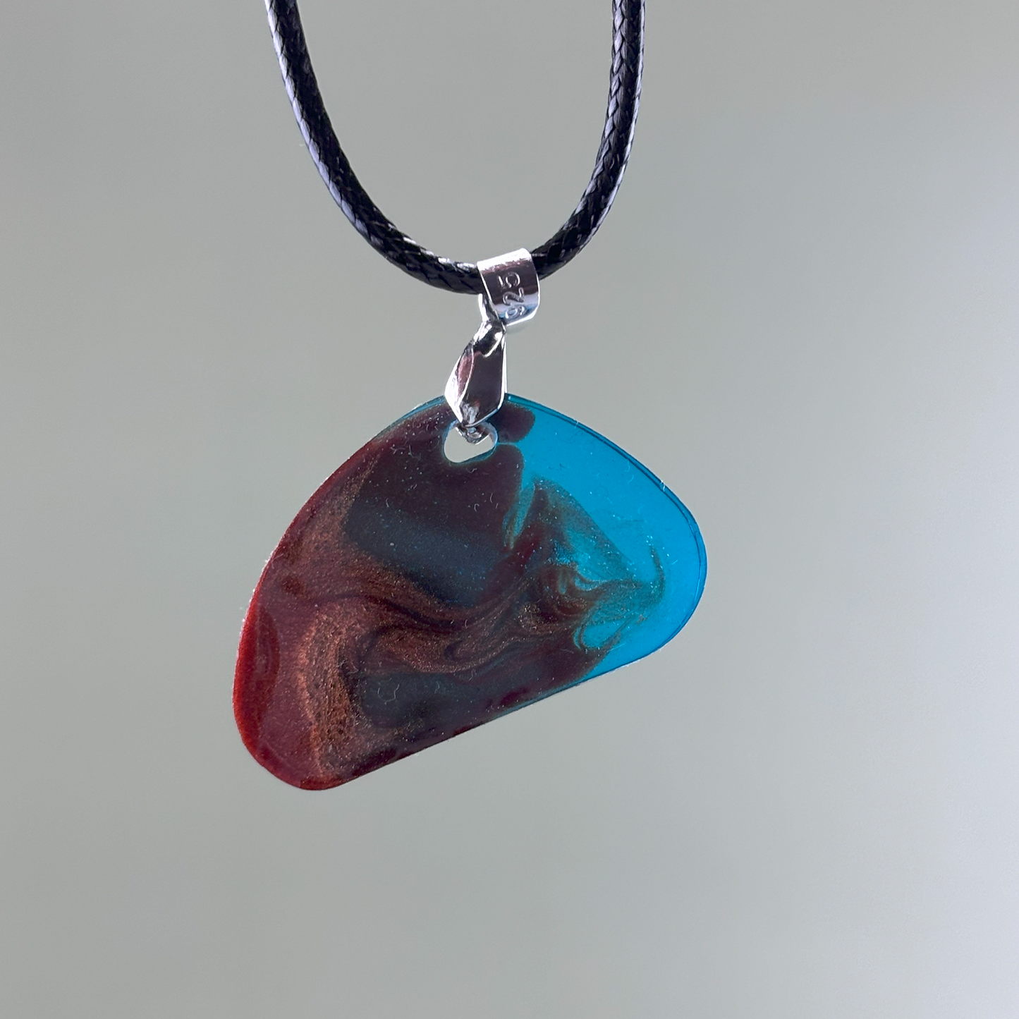 Deep Ocean - Kette - Anhänger aus Resin - Handgefertigter Schmuck - Schwarze Lederkette