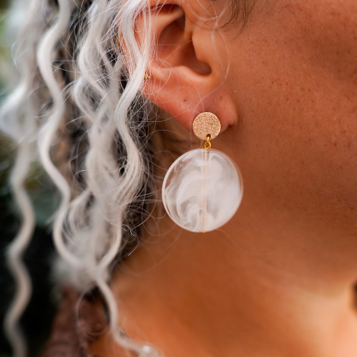 White Smokey - Elegante Acryl Ohrringe mit Vergoldeten Edelstahl Ohrsteckern