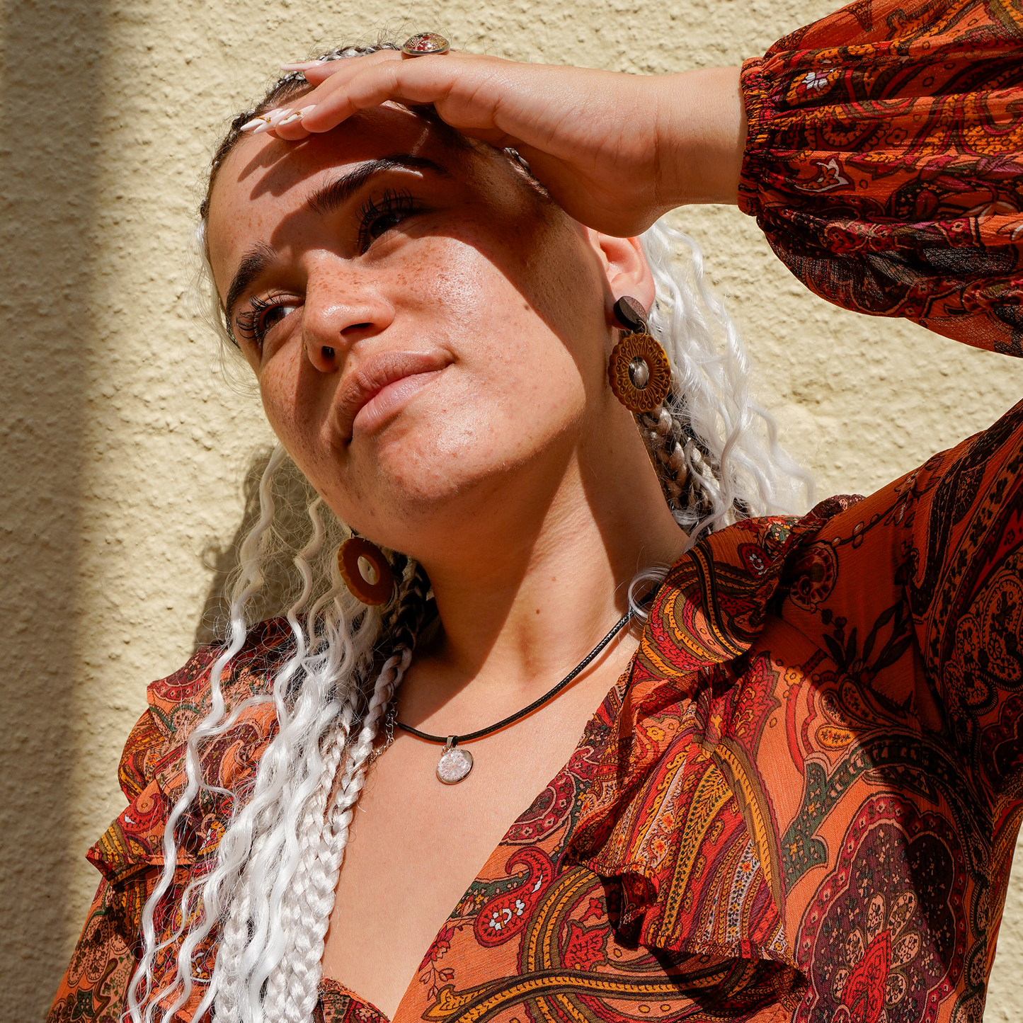 Boho Flair - senfgelbe Polymer Ton Ohrringe mit Holz Ohrstecker
