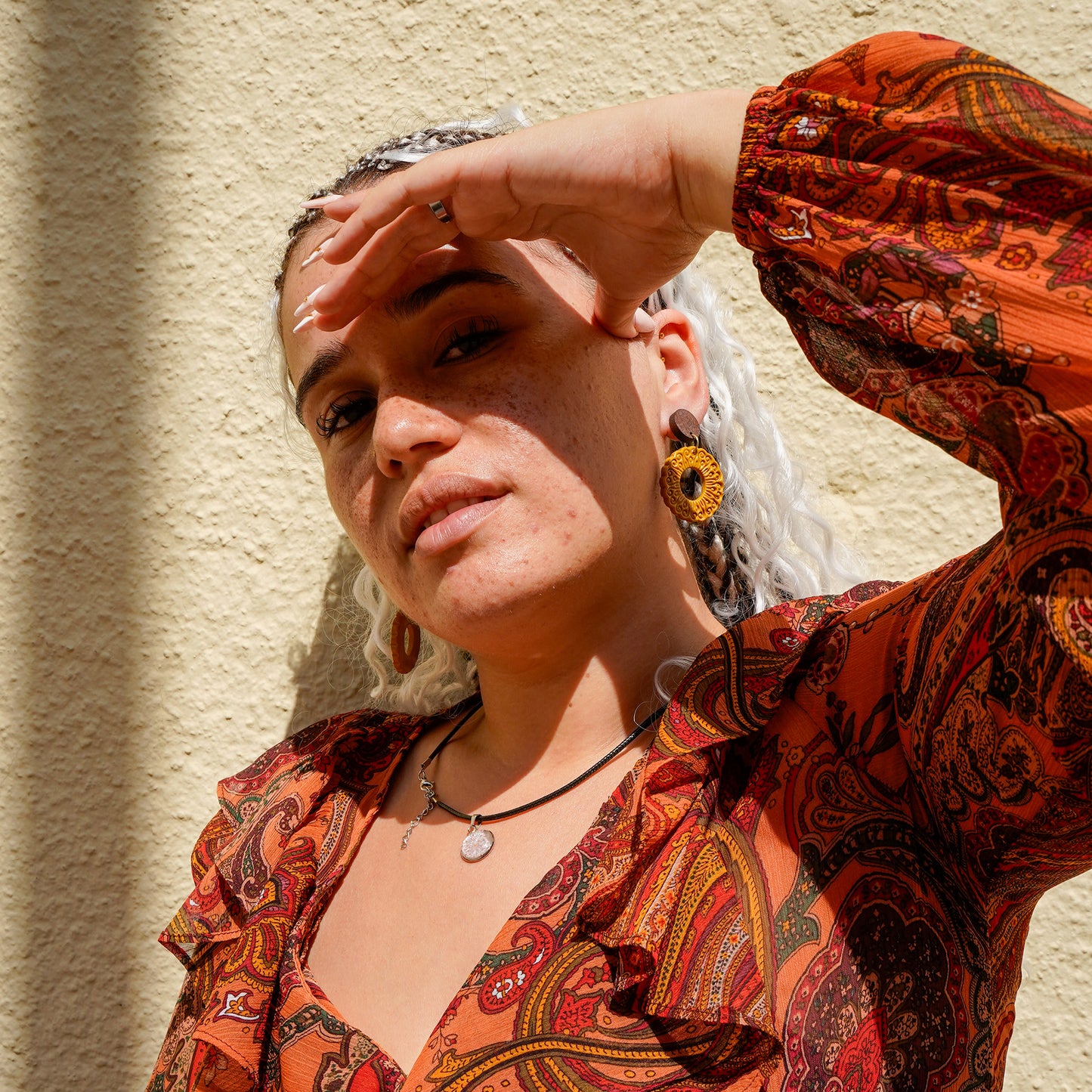 Boho Flair - senfgelbe Polymer Ton Ohrringe mit Holz Ohrstecker