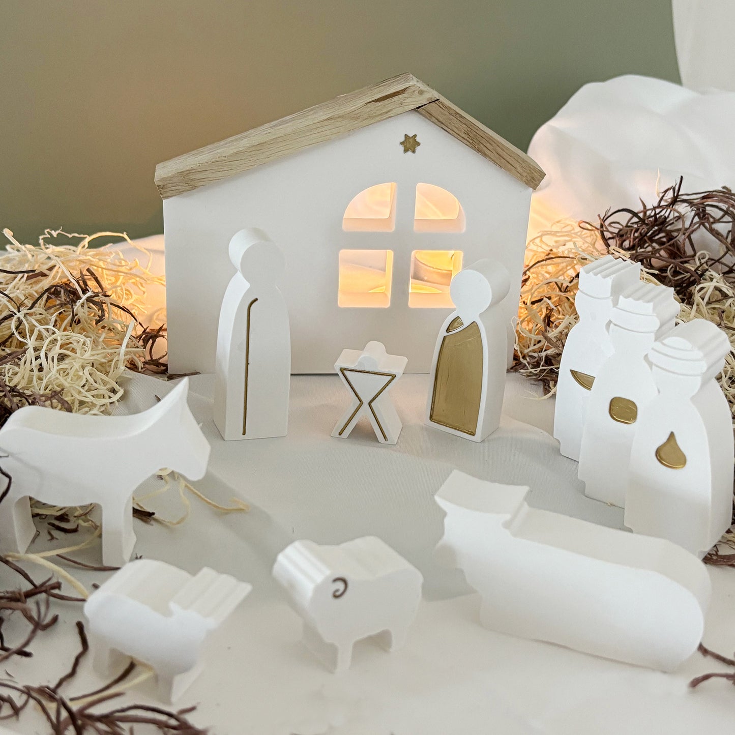Handgefertigte Weihnachtskrippe aus Keraflott in dekorativer Holzbox – ein stilvolles Geschenk zur Adventszeit