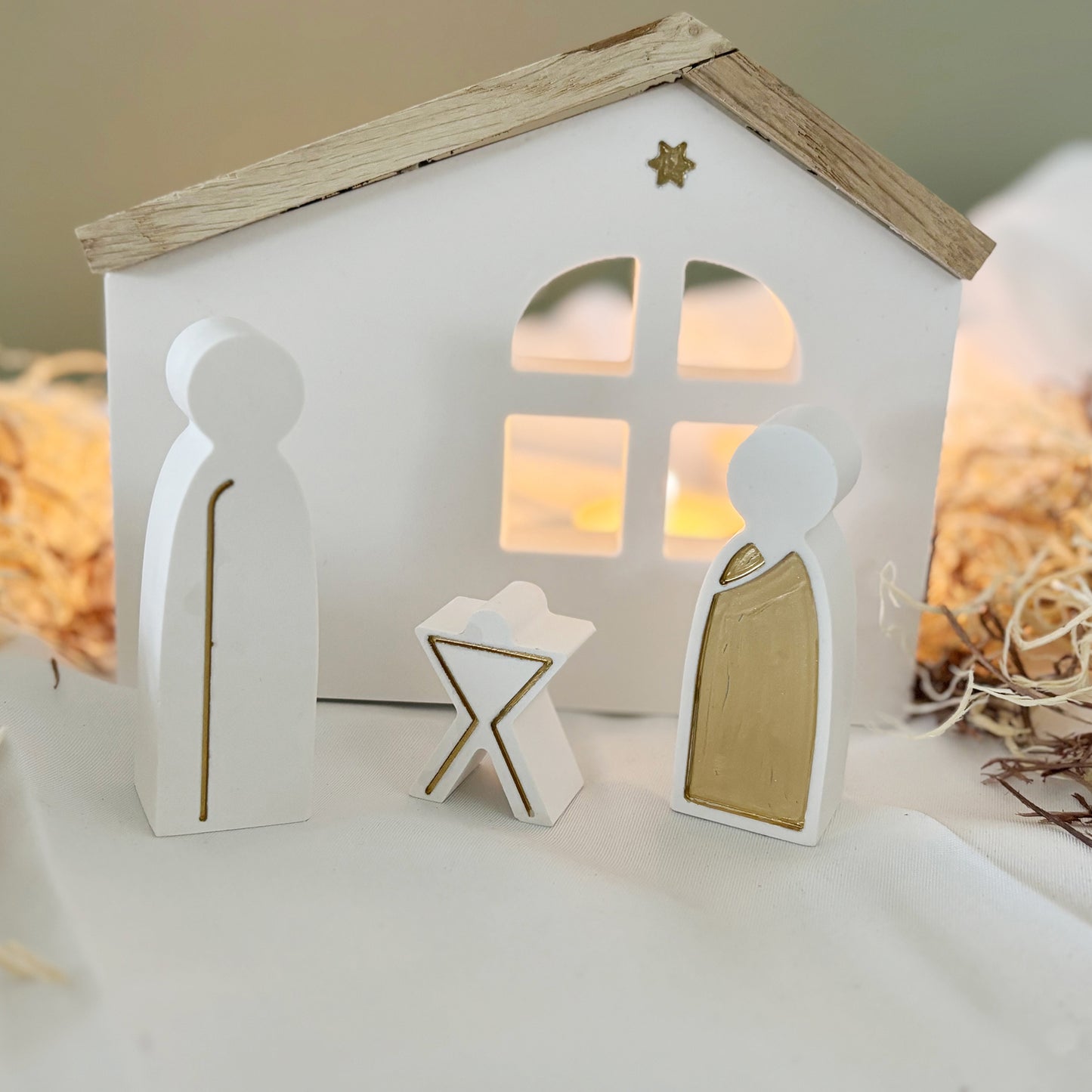 Handgefertigte Weihnachtskrippe aus Keraflott in dekorativer Holzbox – ein stilvolles Geschenk zur Adventszeit