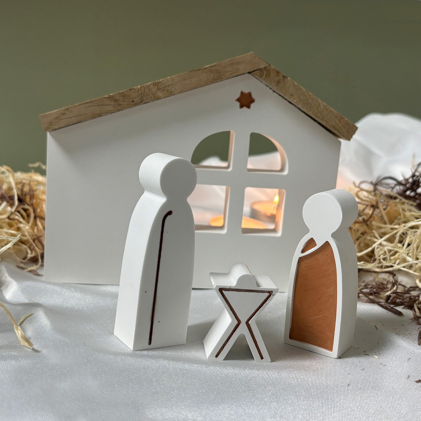 Handgefertigte Weihnachtskrippe aus Keraflott in dekorativer Holzbox – ein stilvolles Geschenk zur Adventszeit