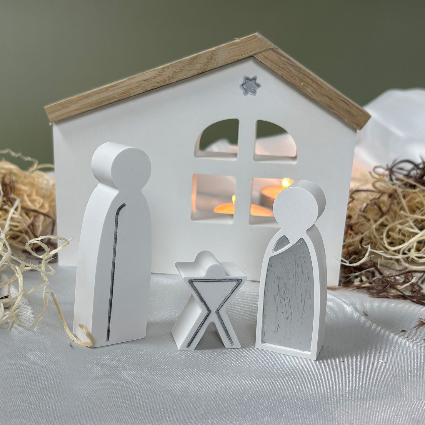 Handgefertigte Weihnachtskrippe aus Keraflott in dekorativer Holzbox – ein stilvolles Geschenk zur Adventszeit