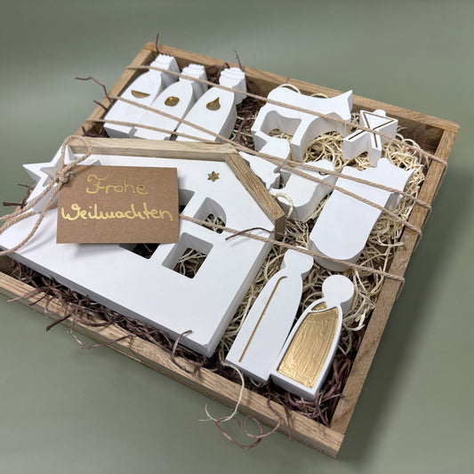 Handgefertigte Weihnachtskrippe aus Keraflott in dekorativer Holzbox – ein stilvolles Geschenk zur Adventszeit