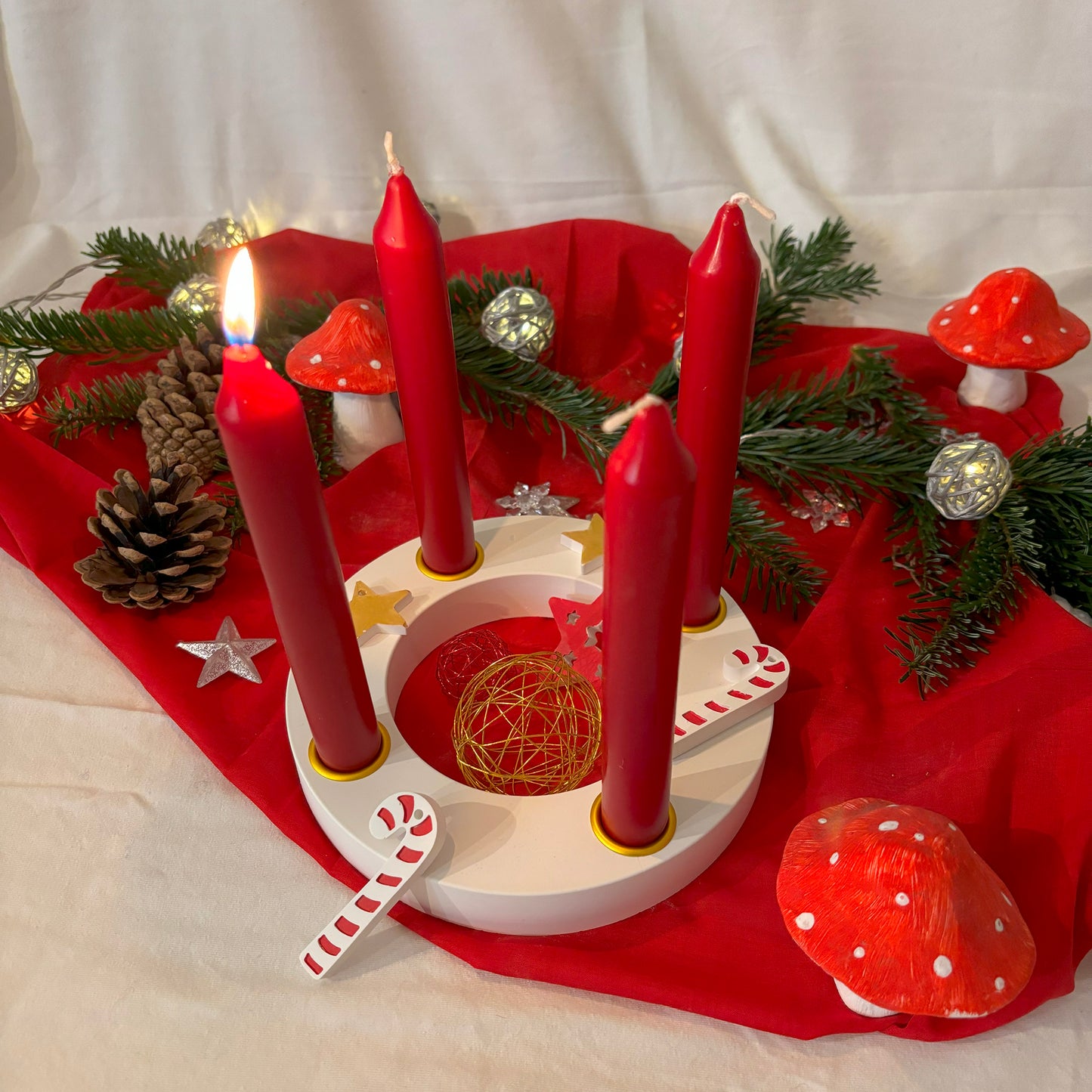 Moderner Adventskranz aus Keraflott – stilvolle Weihnachtsdekoration
