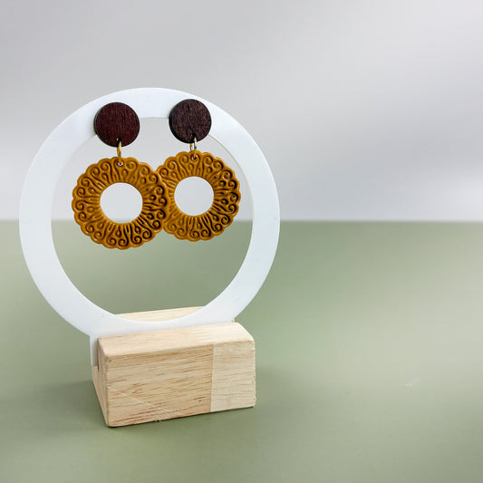Boho Flair - senfgelbe Polymer Ton Ohrringe mit Holz Ohrstecker