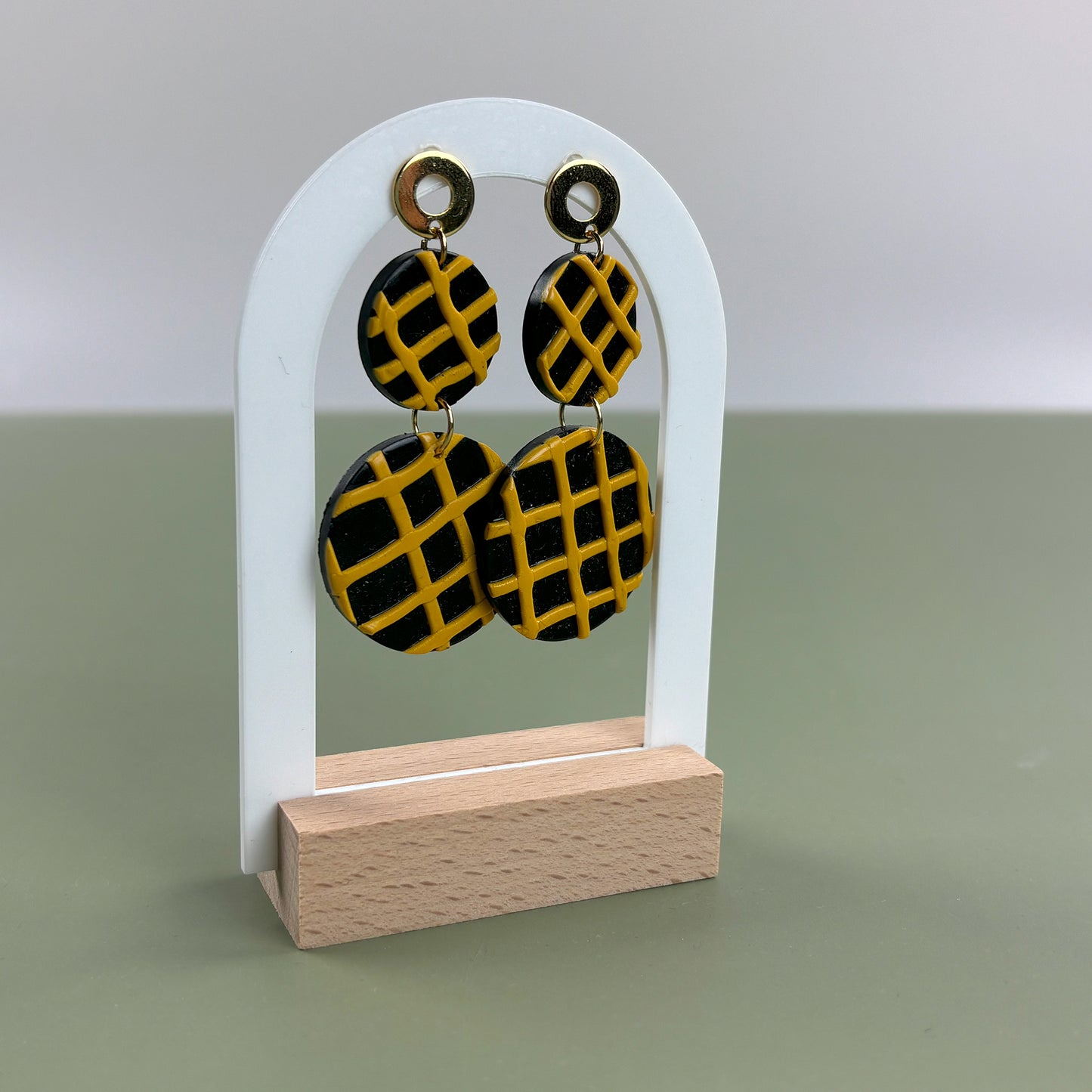 Yellow Lines - Ohrringe aus Polymer Clay - goldenen Ohrsteckern - modische Ohrringe