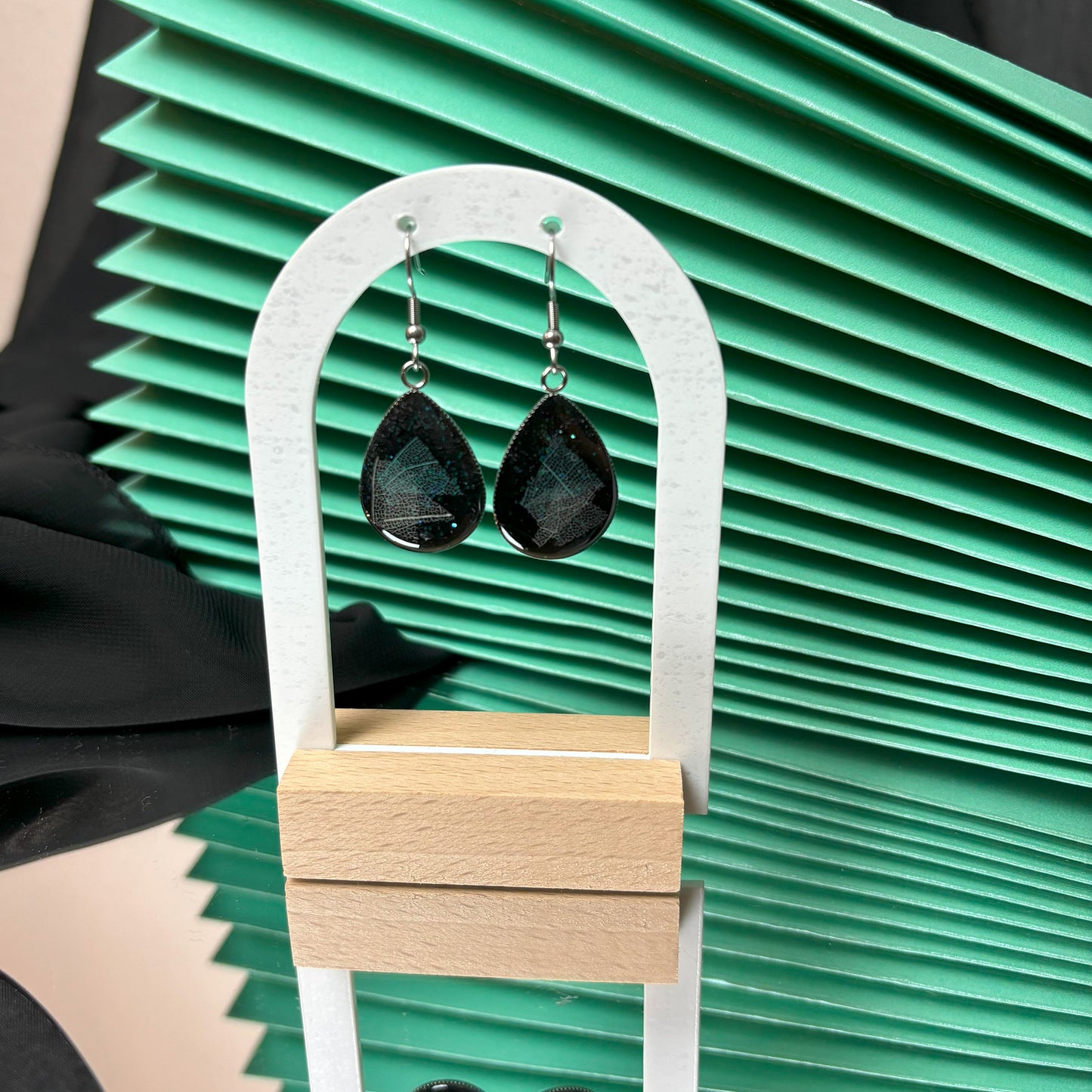 Green Leaves - tropfenförmige Ohrringe - Handgefertigt - Schmuck mit Resin - Edelstahl Ohrhaken