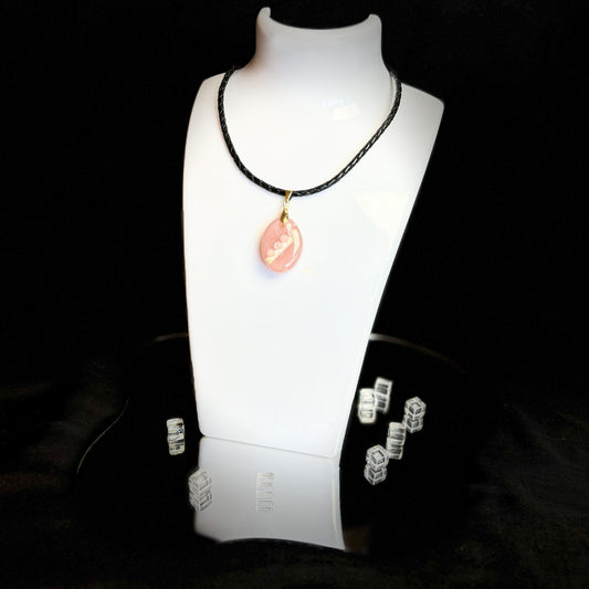 Blush Aura - handgefertigte Kette - zeitlos & elegant - Anhänger aus Resin mit Lederkette