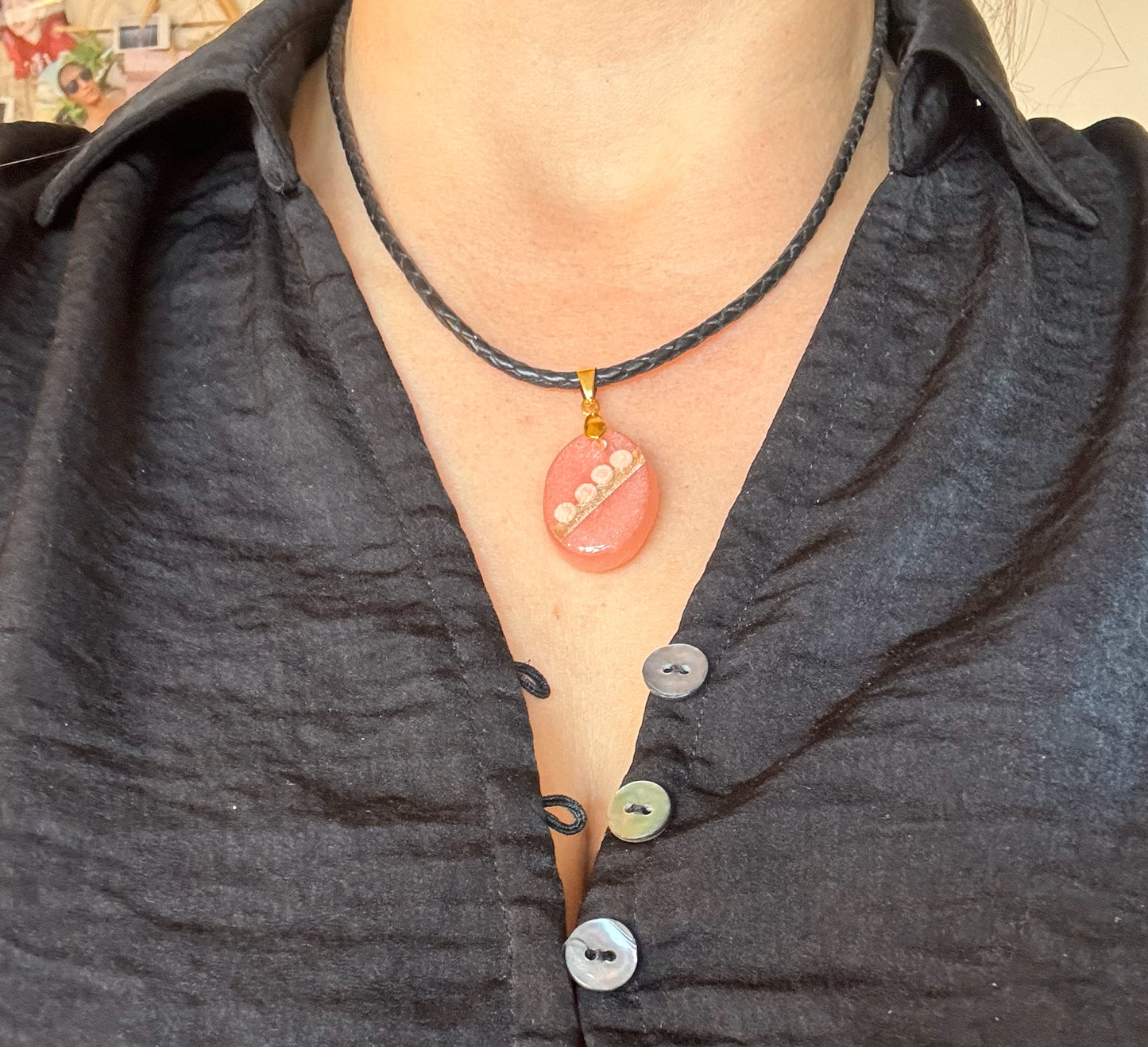 Blush Aura - handgefertigte Kette - zeitlos & elegant - Anhänger aus Resin mit Lederkette