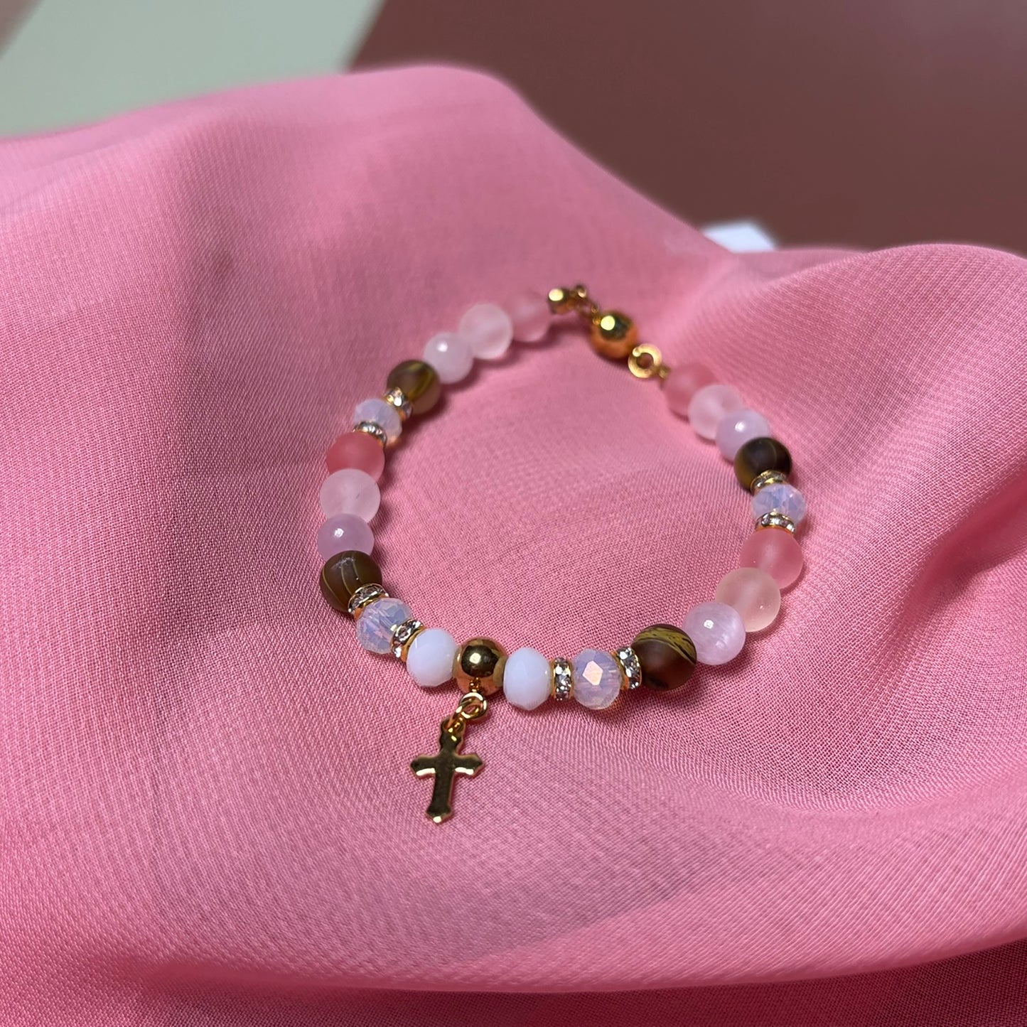 Divine Bloom - Armband mit Kreuzanhänger - Handgefertigt