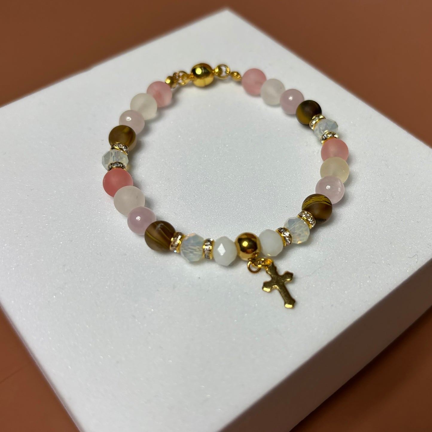 Divine Bloom - Armband mit Kreuzanhänger - Handgefertigt