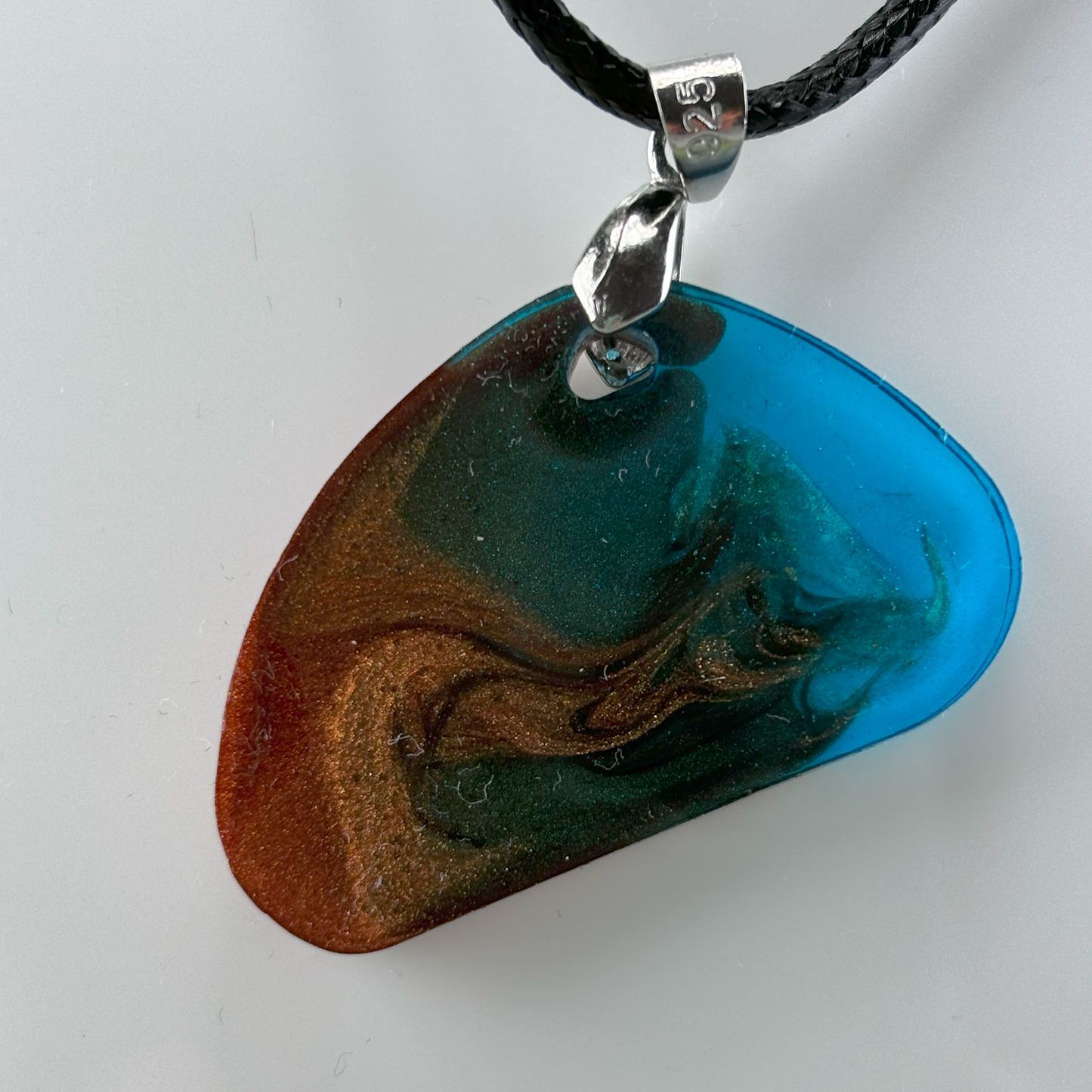 Deep Ocean - Kette - Anhänger aus Resin - Handgefertigter Schmuck - Schwarze Lederkette