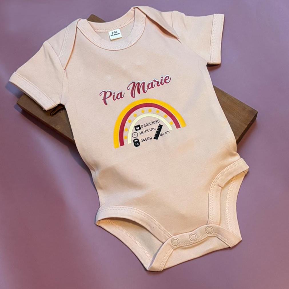Babybody in rosa, bedruckt mit einem bunten Regenbogen, Namen, Geburtstag, Geburtsgewicht, Geburtsgröße, Geburtsuhrzeit